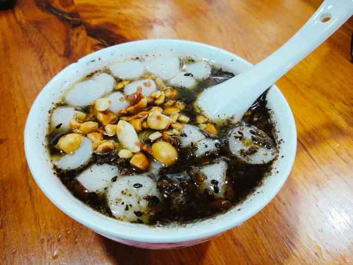 婆很热情还推荐我点有汤圆的醪糟点了份8块有点贵但味道很不错滑滑的