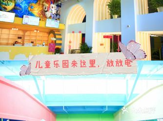 春天的花开得如此灿烂，鸟儿在天上地叫