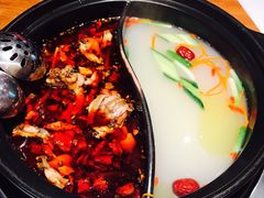 牛油骨汤鸳鸯锅-串门邻居串串火锅(云南南路店)
