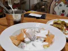 酸奶缤纷水果沙律-more than meow吴止猫主题餐厅(承德 中船汇店)