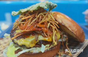 Classic Explosion-Head Bell Pepper Mushroom Beef Burger