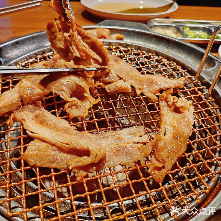 韩国街的魅力，炭烤鳗鱼和活章鱼的绝美之味