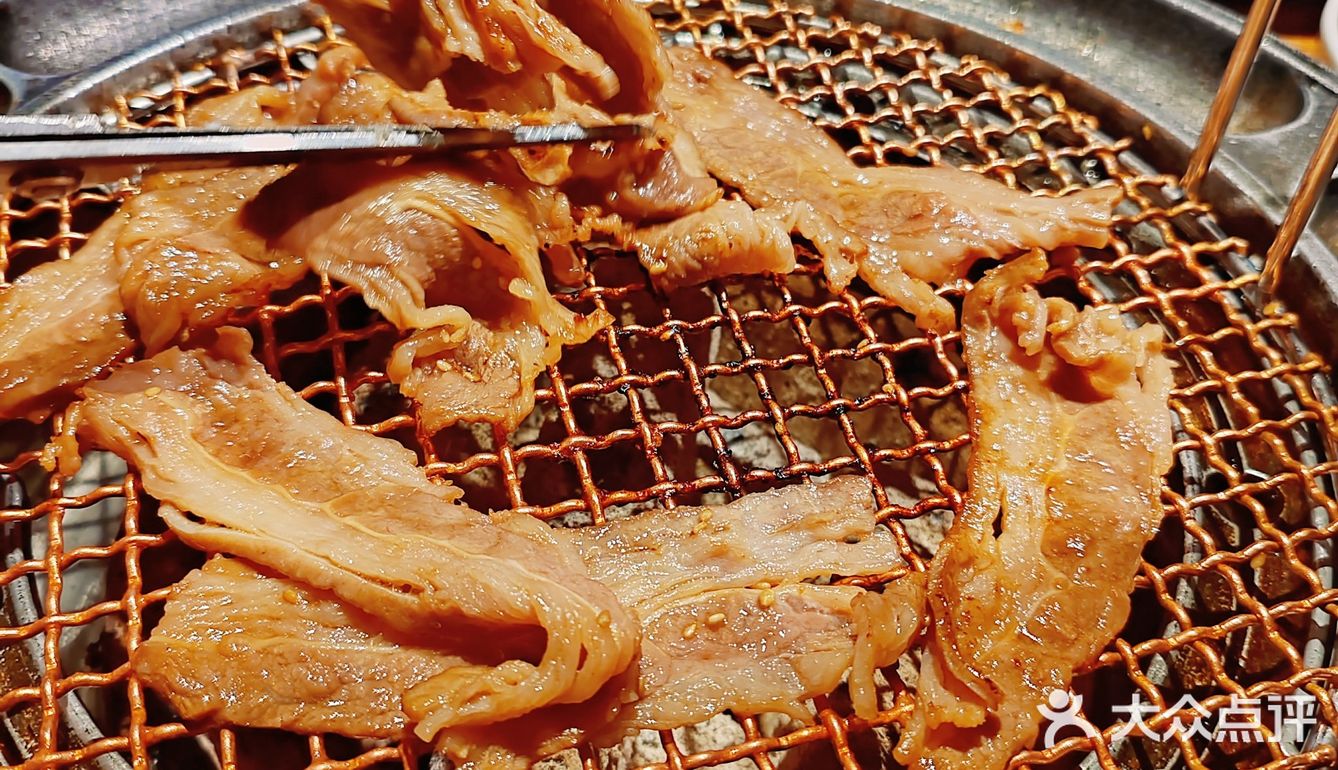 韩国街的魅力，炭烤鳗鱼和活章鱼的绝美之味