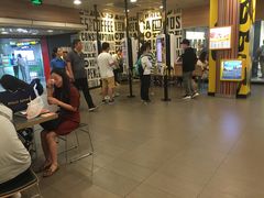 等位区-麦当劳(中山公园龙之梦店)