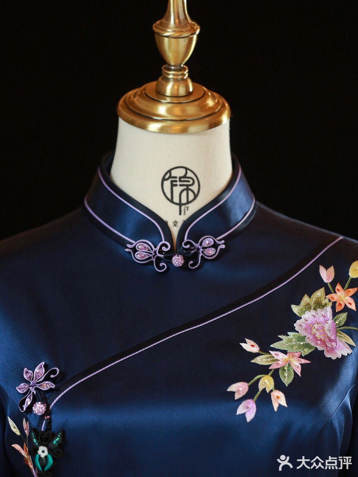 这件新中式改良旗袍太显身材啦！