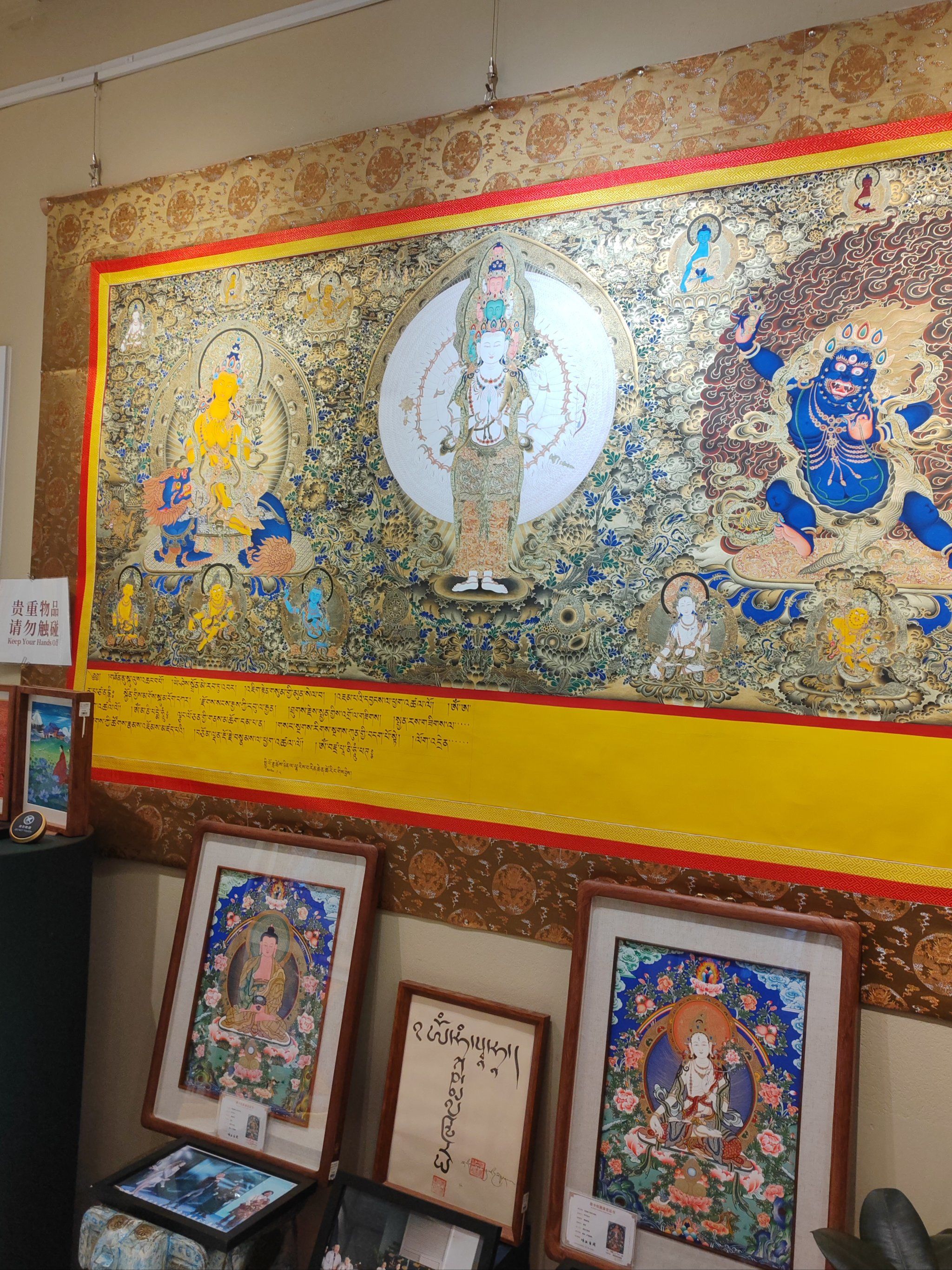 一走进唐卡店,就能感受到浓郁的文化气息扑