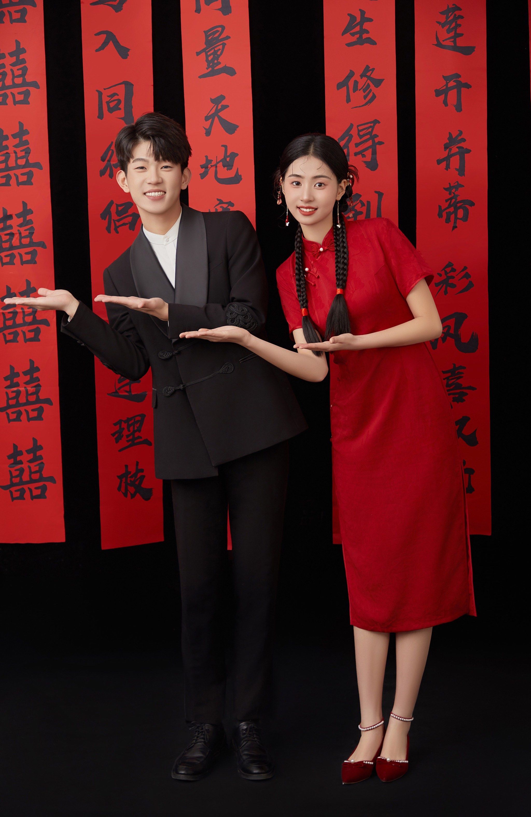 来一组活泼俏皮的新中式喜嫁婚纱照