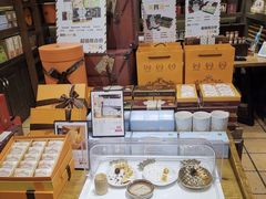 面包甜点陈列柜-黄远堂凤梨酥·伴手礼(中山路六店)