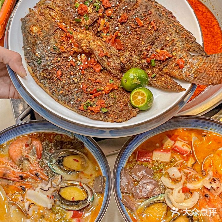 这家就在上邦，开了好几年，每天都有超多的食客在这排等候