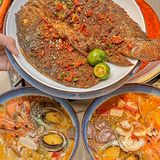 这家就在上邦，开了好几年，每天都有超多的食客在这排等候