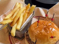 -BOURBON 玻本美式餐厅酒吧(虹桥新天地店)