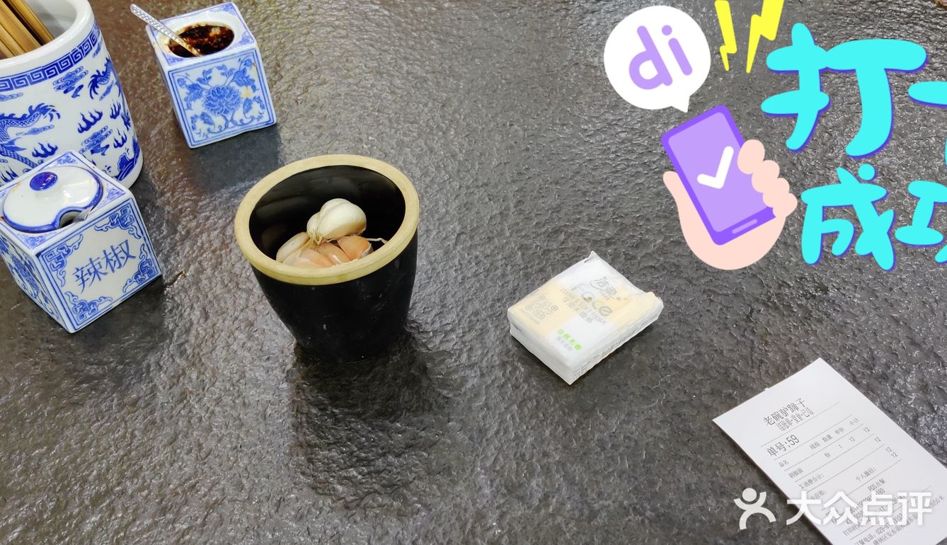 店面不算很大,干净卫生,用餐环境还行,图二为店内餐桌