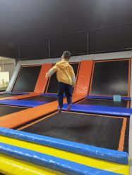 -蹦贝运动中心·蹦床·攀岩·闯关(龙岗店)