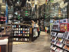 -钟书阁(群光广场店)