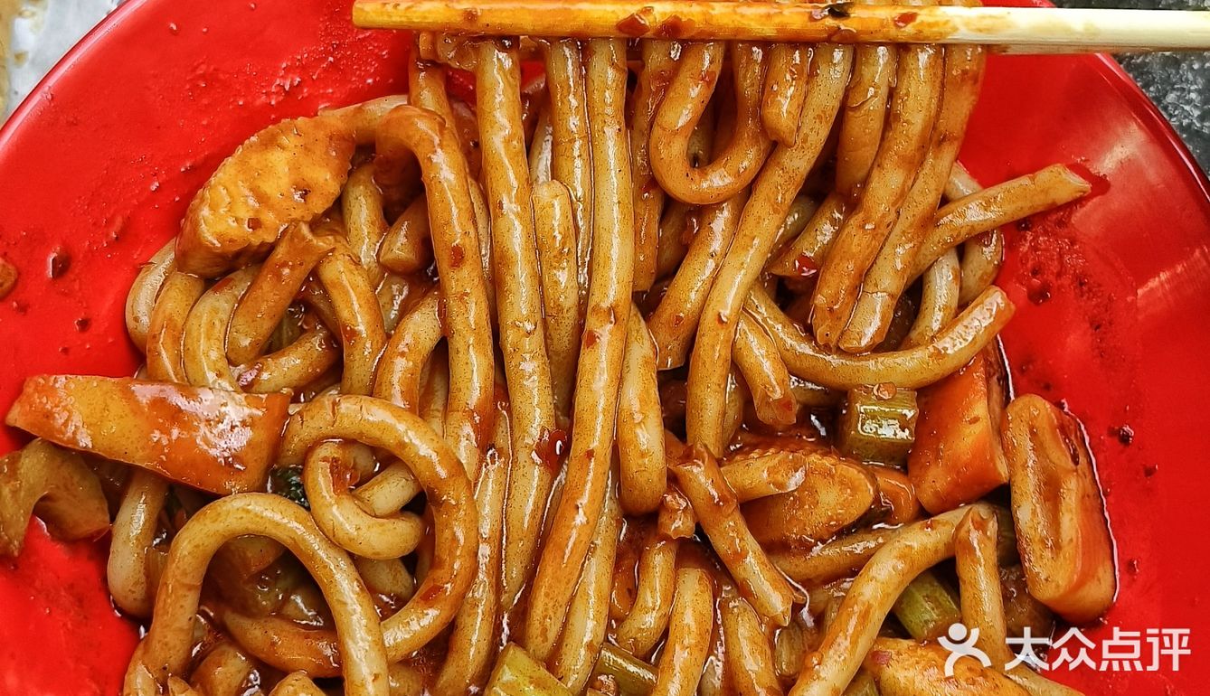 小心掉到衣服！里面竟然满满都是鲜羊肉，还流汁！