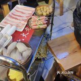 环境: 标准老火锅装修，木凳木桌，有很多路边的桌子