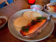 烟熏三文鱼配烤饺子皮和芥末籽酱-BOR Eatery(安福路店)