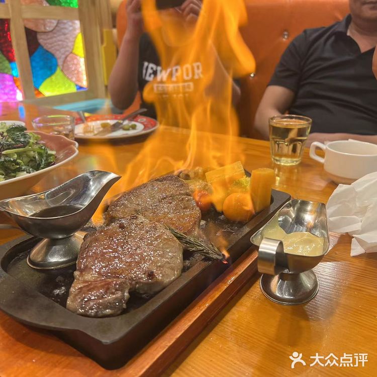 这里是俄罗斯友人最爱来的美食聚集地，三五好友把酒言欢