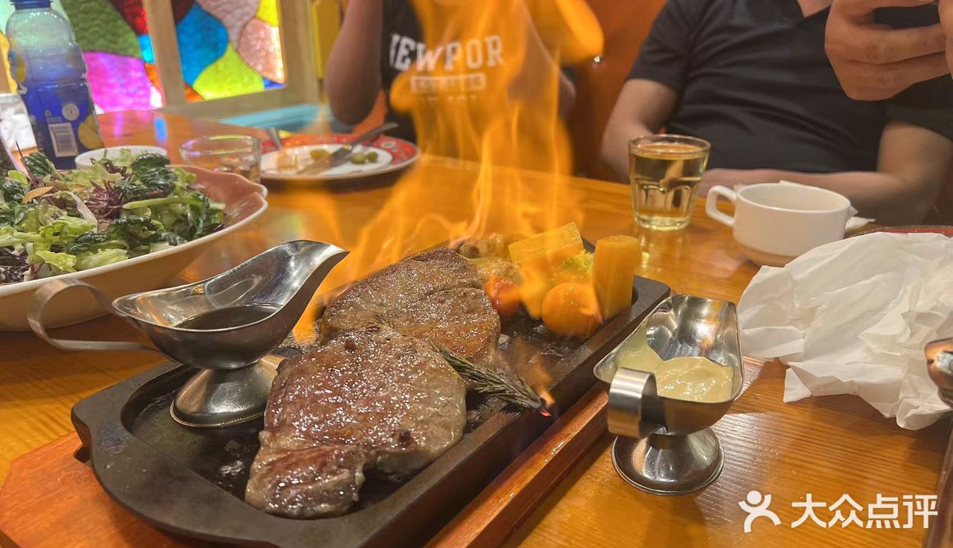这里是俄罗斯友人最爱来的美食聚集地，三五好友把酒言欢