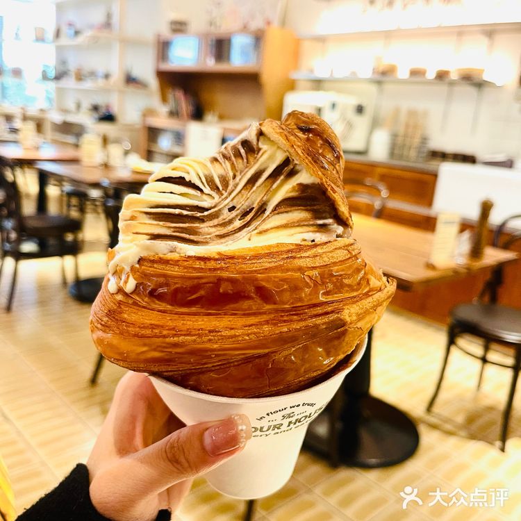 一起进入这家超出片的法式奶油风的漫画面包房