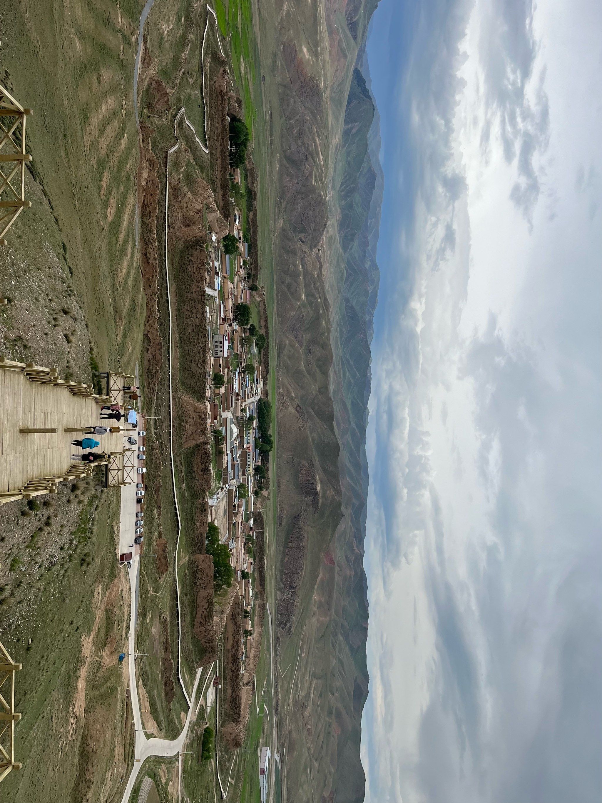 一个小时上到了海拔三千米的甘加草原,眼前豁然开朗,蓝天白云加绿草