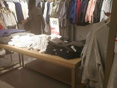 陈列-URBAN REVIVO(北京斯普瑞斯奥特莱斯店)