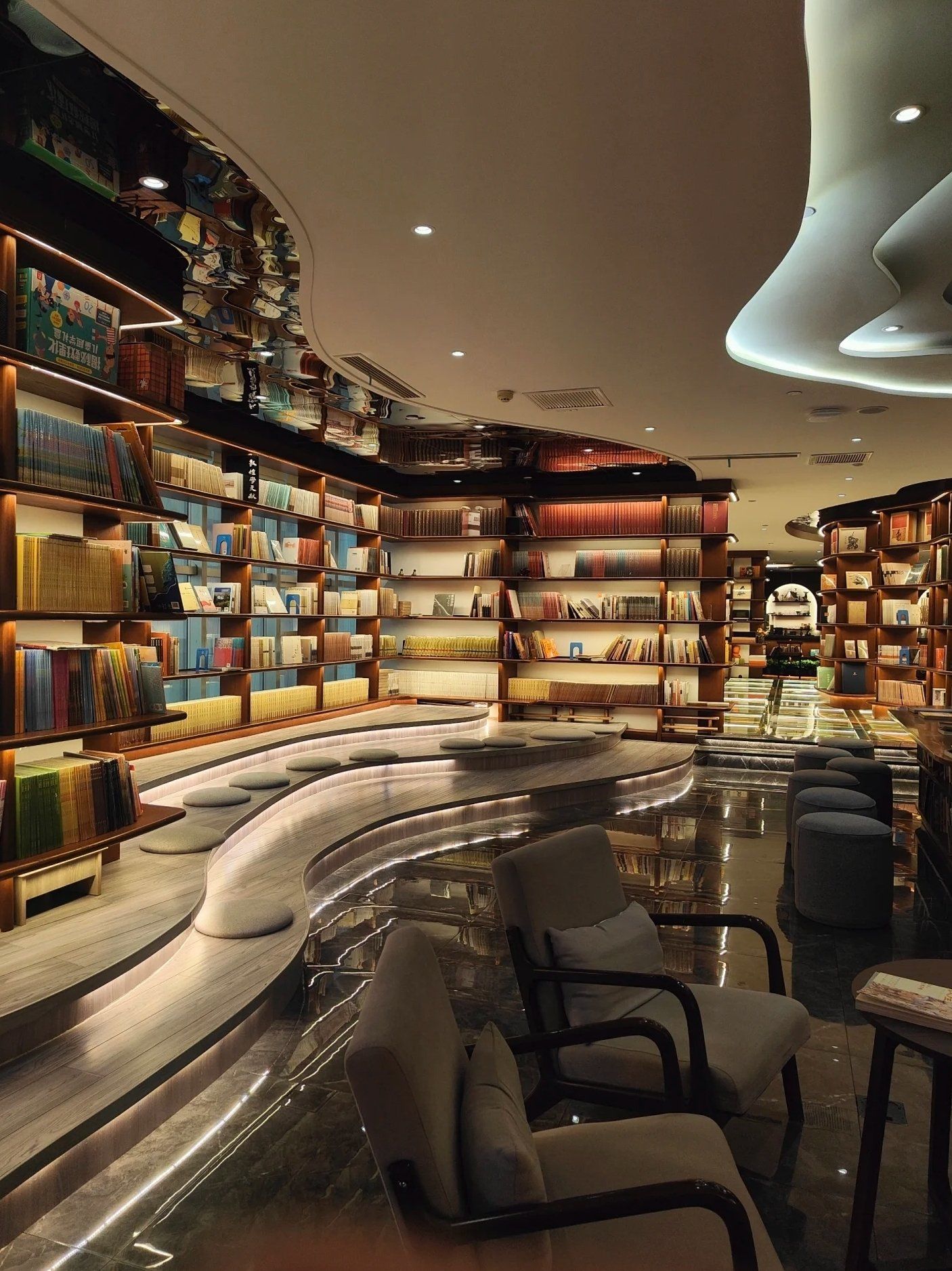 披着书店外衣的文创打卡店