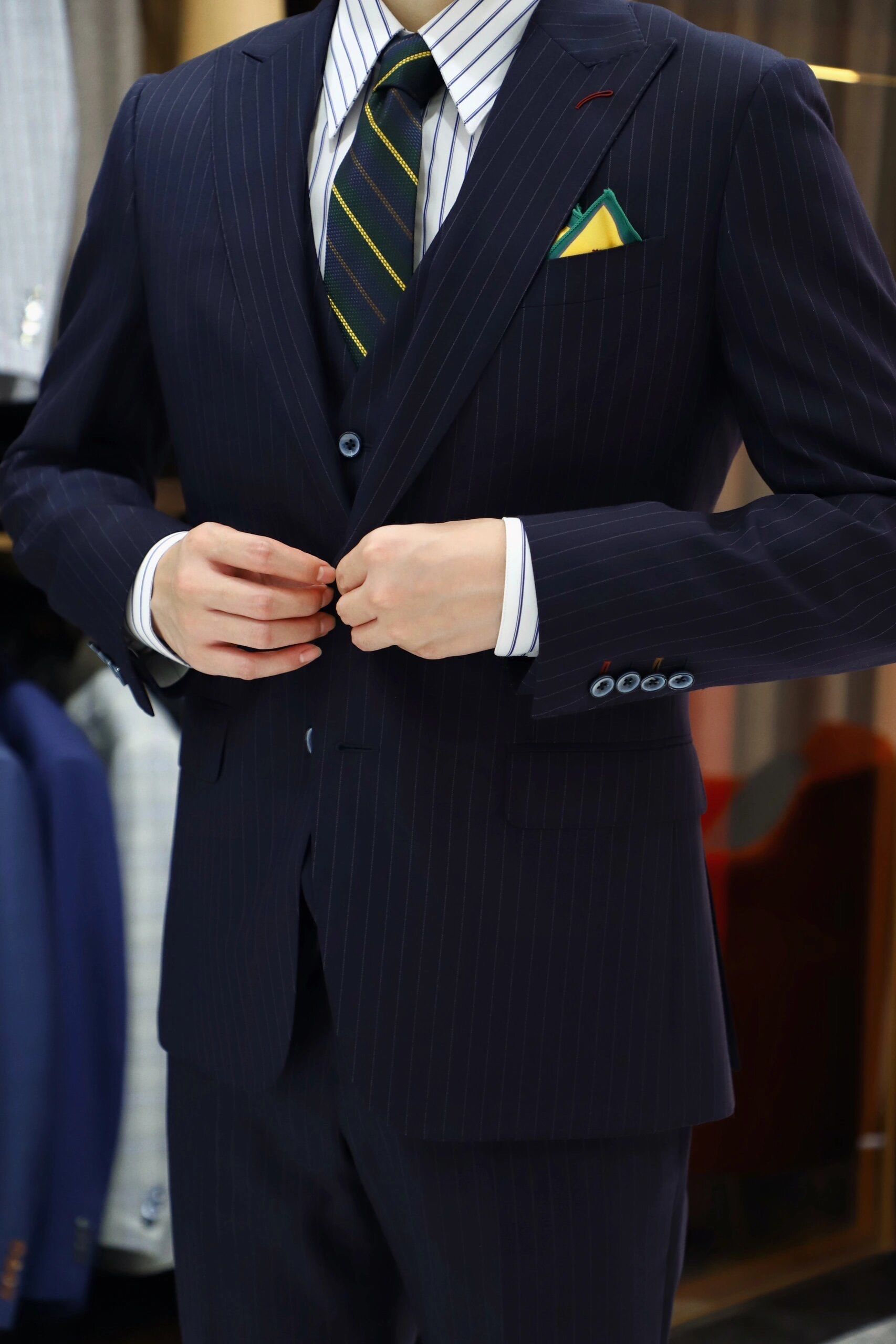 🔹藏蓝色细条纹三件套
白底蓝条衬衫