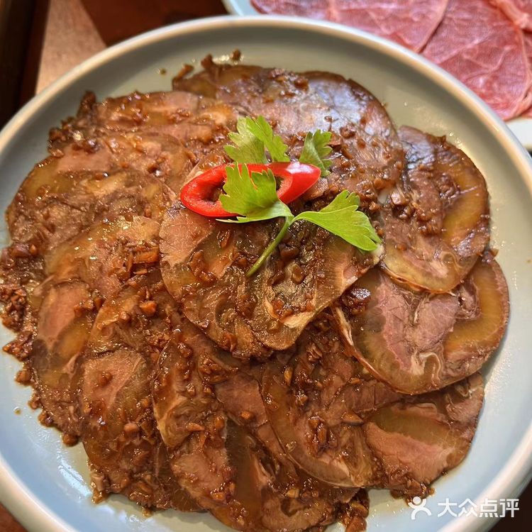 这家店不光有鲜切的牛肉羊肉还有特别好吃的凉菜