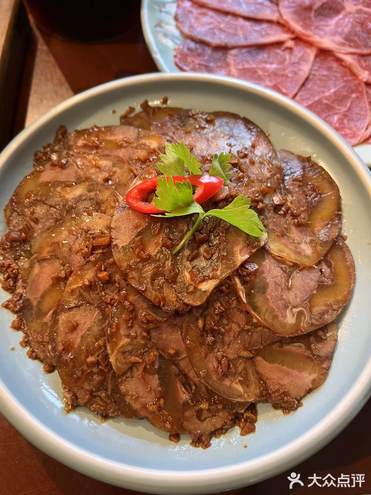 这家店不光有鲜切的牛肉羊肉还有特别好吃的凉菜