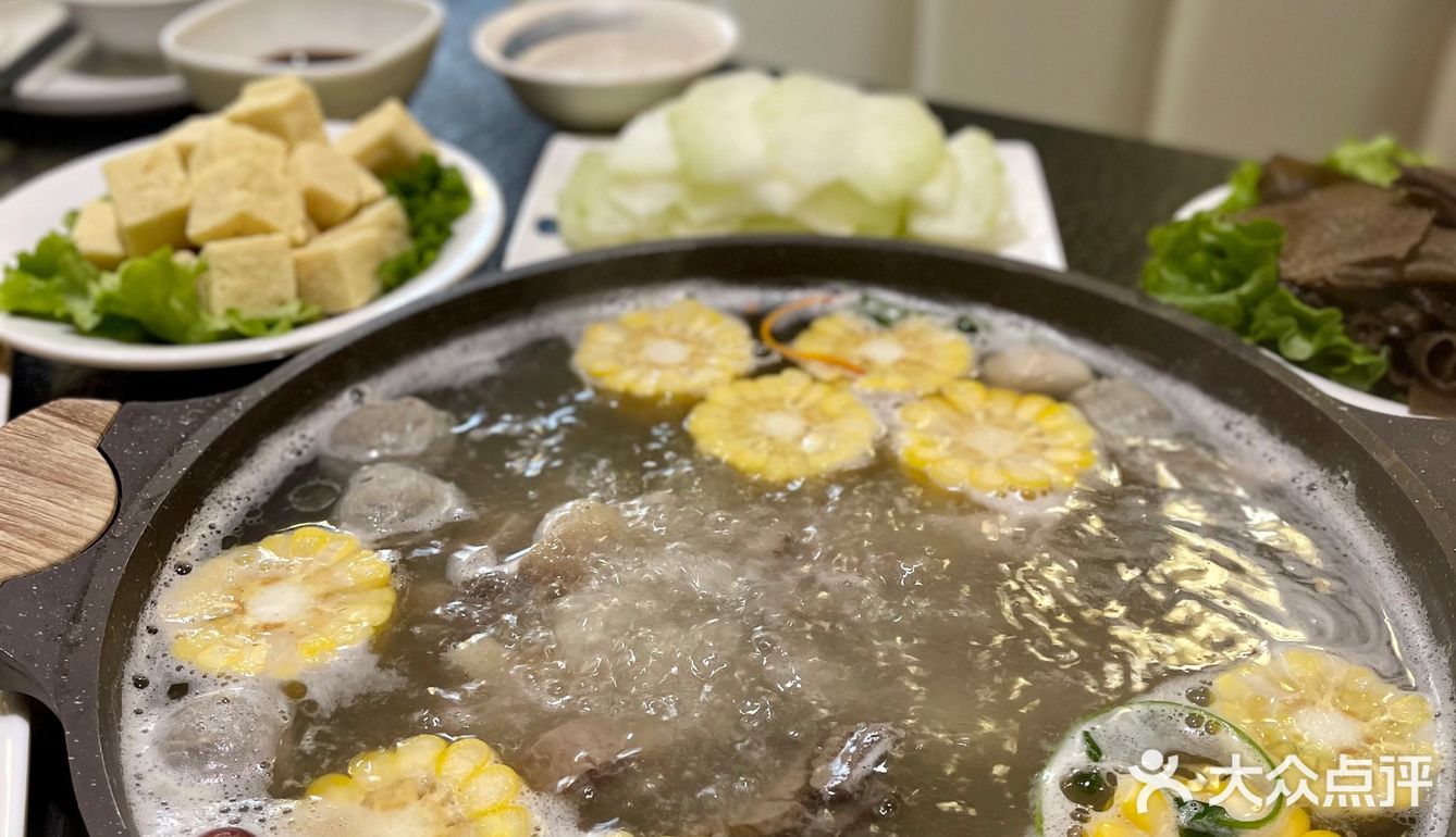 热腾腾的牛肉砂锅 四个人点了「一斤牛肉」的大锅