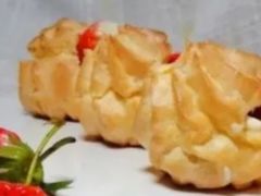 草莓味泡芙-瑞幸咖啡(石榴中心店)