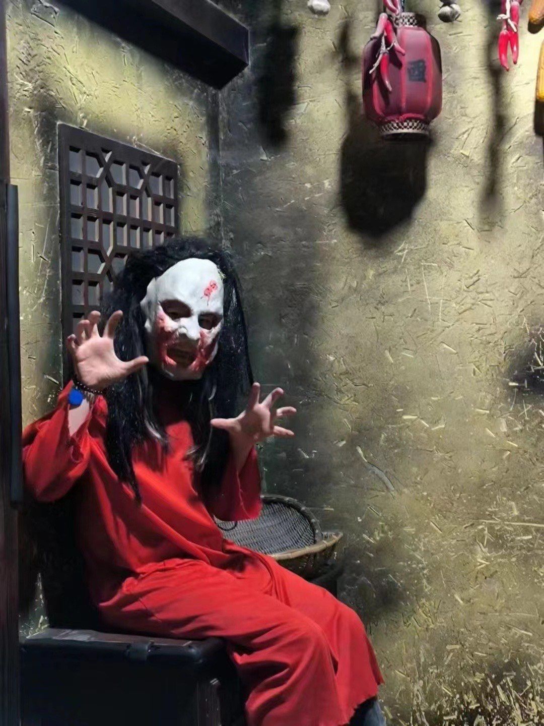 藤密室体验了一下他们家的慈爱病院主题里面有一个还原的救护车npc的