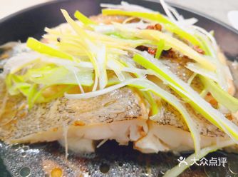 清蒸深海鱼  食材： 深海鱼 蒸鱼豉油 花椒粒 