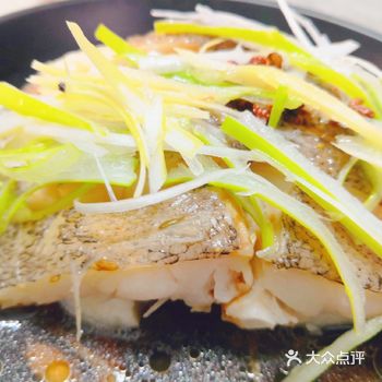 清蒸深海鱼 食材: 深海鱼 蒸鱼豉油 花椒粒