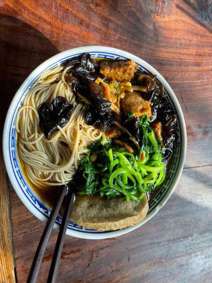 西园寺素食(留园路店)-"西园素面在点蜡烛的后面,因疫情原每年底去.