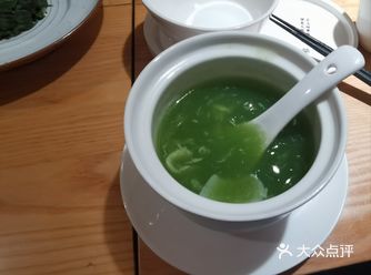 店面比较小，大多是4人以内的卡座小桌，人数比较多的建