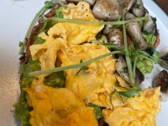 炒蛋菠菜牛油果香草酱吐司-Wagas沃歌斯(合生汇店)