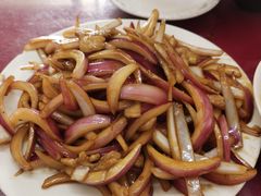 洋葱炒肉-兴国苑酒店