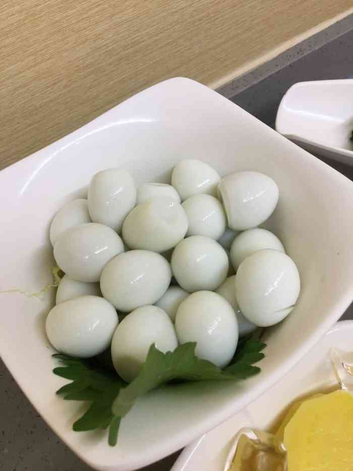 一起去吃了海底捞,光他的水果都吃了很多,还有朋友自制的牛肉拌饭