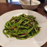 排队有一点，中午一点半还会不断有客人扶老携幼的进来