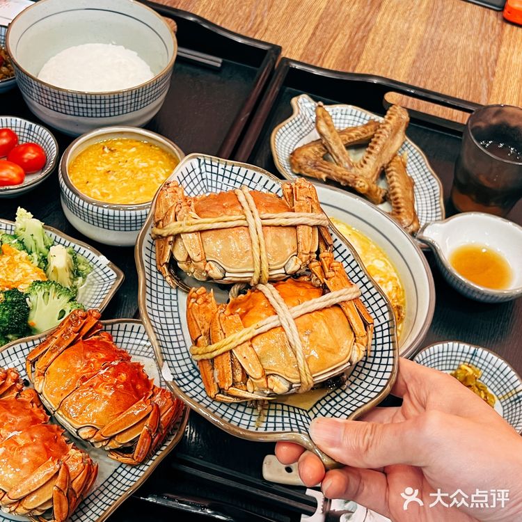 听说在苏州观前街有一家蟹满楼做的纯蟹黄金捞面很不错哦！