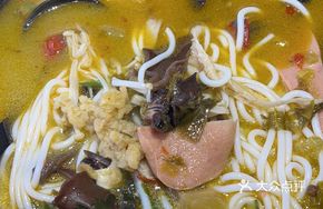 Sour Cabbage Crispy Pork Plum Sauce Rice Noodles