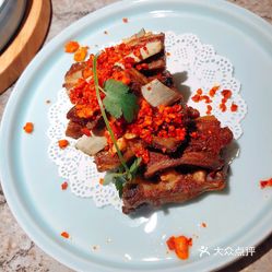 新白鹿餐厅(八佰伴中心店)的香辣烤肋排好不好吃?用户评价口味怎么样?