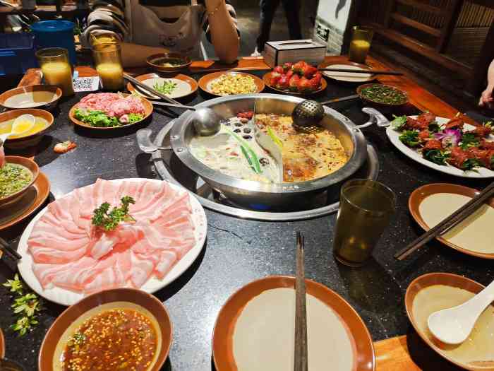 闷墩儿火锅(南阳门店)-"[薄荷]环境: 挺好找的,坐电梯四层就到.