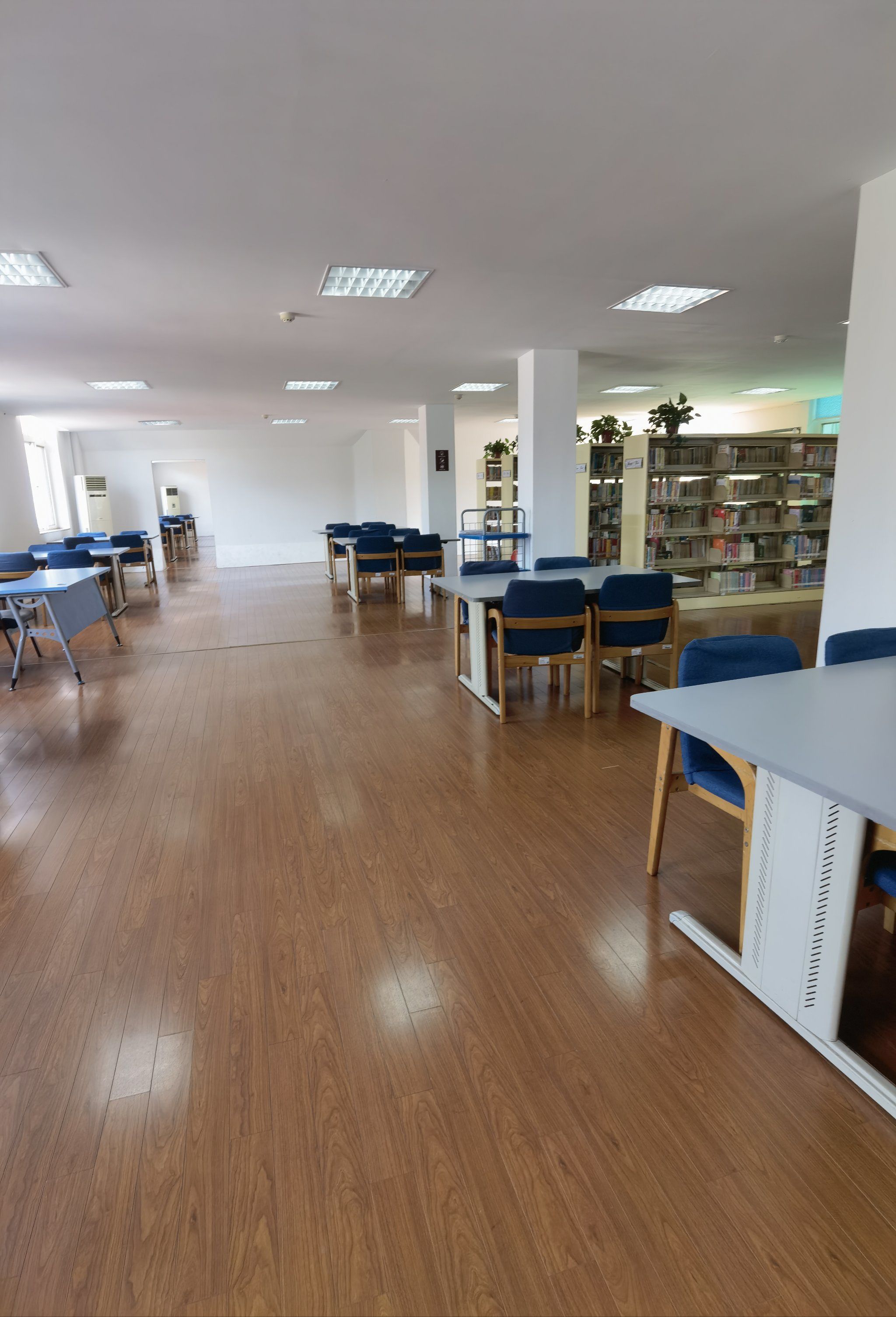 这座图书馆好安静