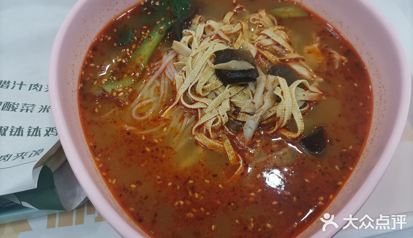 我们点了一份套餐，里面的酸梅汤是真的太好喝了