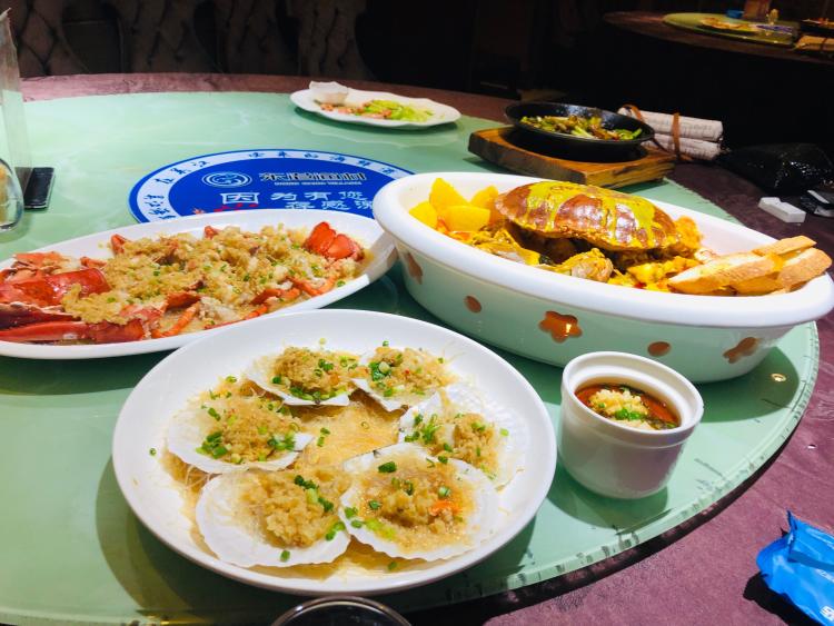 东港渔村海鲜大酒店-"请同学吃饭,听说这家店海鲜不错,周日傍晚.