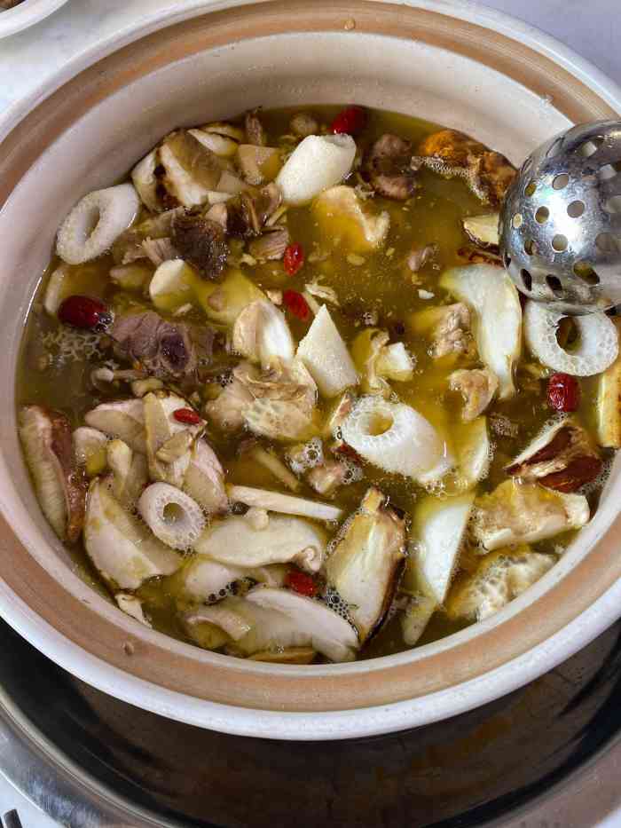 山菌美食苑(总店)-"野生菌土鸡火锅用地道的土鸡熬汤做锅底,放.