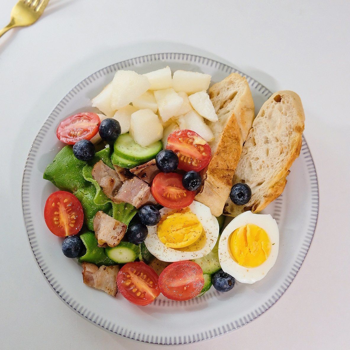 早餐法棍水煮蛋培根蔬菜沙拉拼盘, 满满一盘